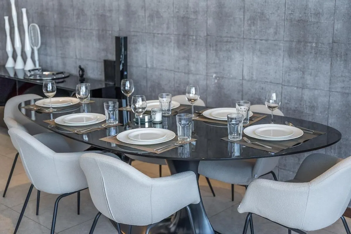 Glorious 3-Bedroom Apartment With Beach Views At Tiara Residences In Palm Jumeirah Dubai