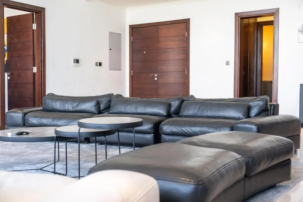 Glorious 3-Bedroom Apartment With Beach Views At Tiara Residences In Palm Jumeirah Dubai 0*,