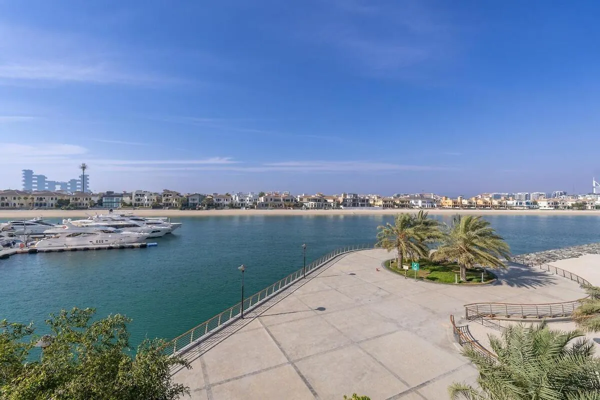 Glorious 3-Bedroom Apartment With Beach Views At Tiara Residences In Palm Jumeirah Dubai 0*,