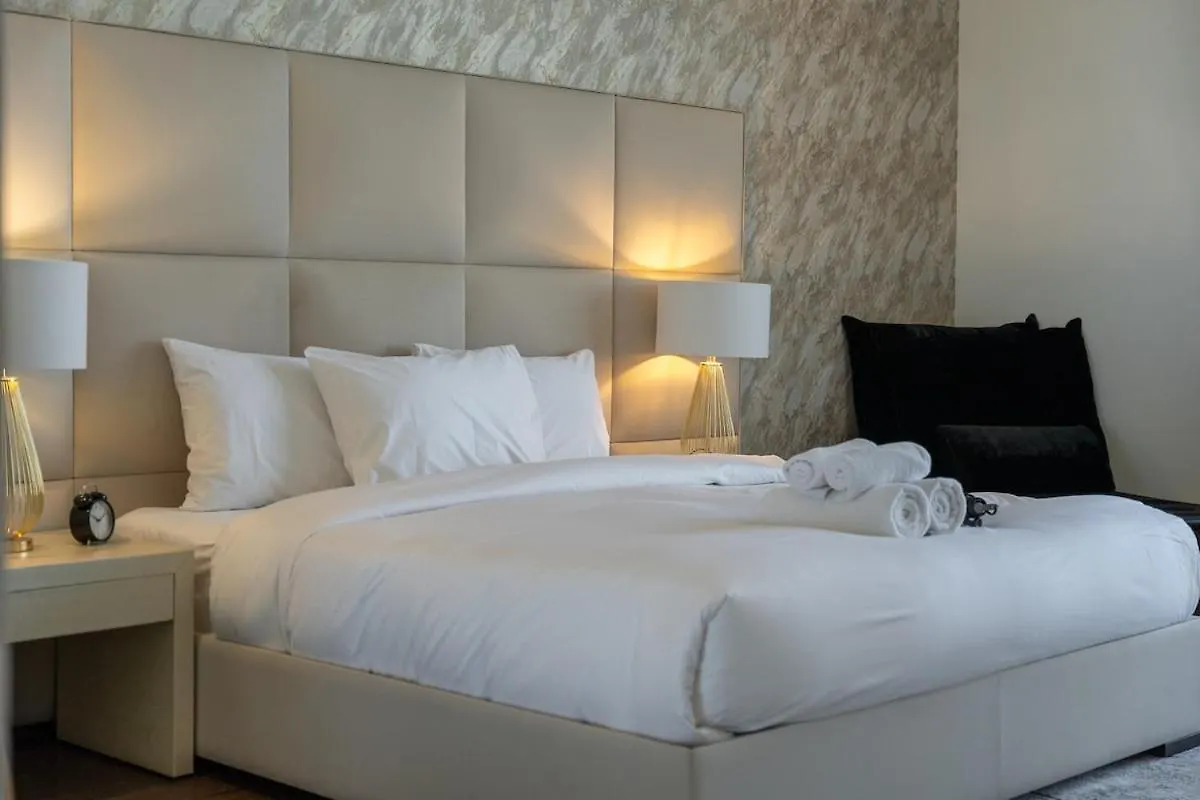 Glorious 3-Bedroom Apartment With Beach Views At Tiara Residences In Palm Jumeirah Dubai 0*,