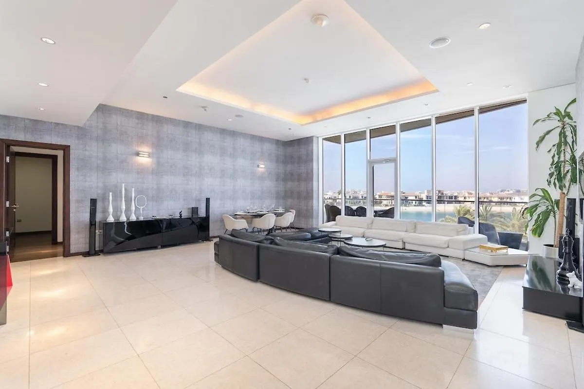 Glorious 3-Bedroom Apartment With Beach Views At Tiara Residences In Palm Jumeirah Dubai 0*,